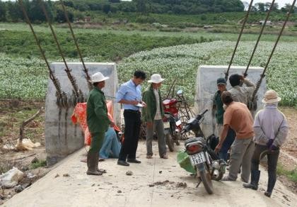 Chùm ảnh: Cầu xây xong, đường đi chẳng thấy