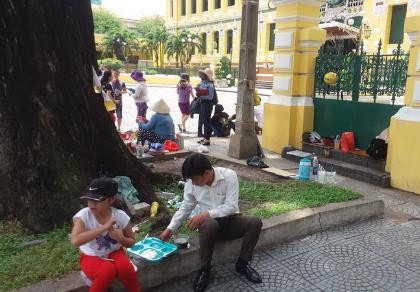 Những hình ảnh chưa đẹp trước Bưu điện TP