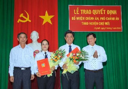 Bổ nhiệm và bổ nhiệm lại nhiều lãnh đạo TAND cấp huyện.