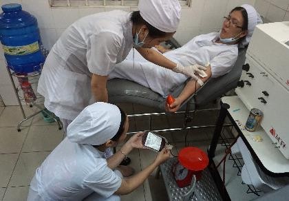 Nhân viên bệnh viện hiến máu cứu sản phụ qua cơn nguy kịch