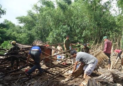 Lốc xoáy làm sập 17 căn nhà