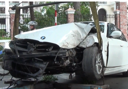 BMW nát đầu vì lao vào gốc cây