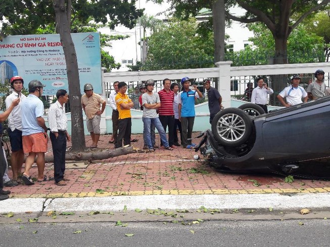 Ô tô húc văng 2 phụ nữ, làm gãy cây rồi lật ngửa