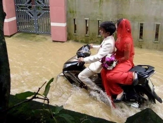 Thấy gì từ đám cưới chạy lũ ở Quảng Bình đang gây sốt
