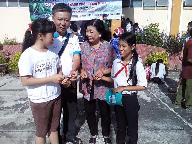 NSND Kim Cương tham gia đo mắt cho giáo viên khó khăn