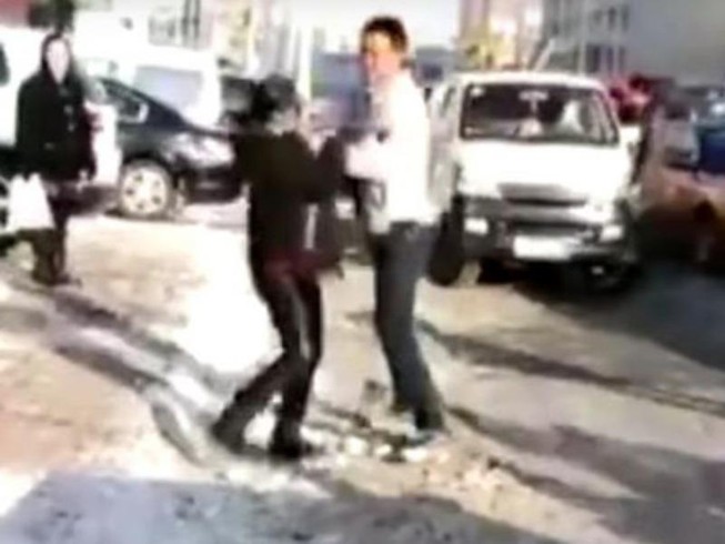 Con trai đánh bố mẹ ngay trên phố vì mua nhà 'quá nhỏ'
