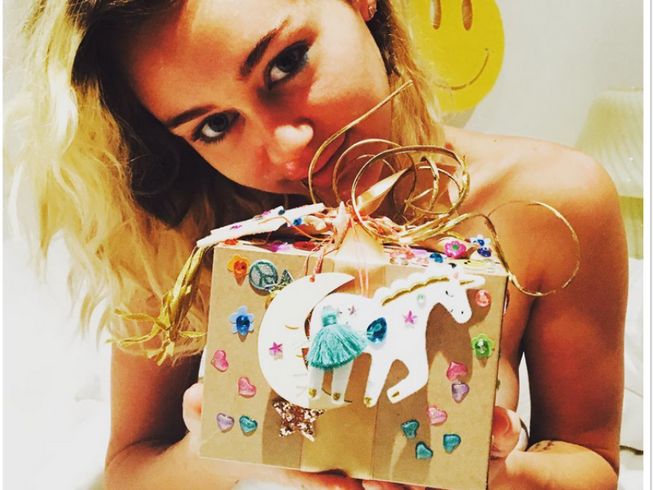Miley Cyrus nhận quà sinh nhật 'lạ' từ bạn trai