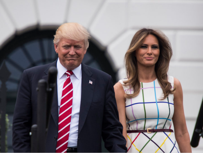 Mặc đồ đắt tiền, bà Trump lại gây bão mạng
