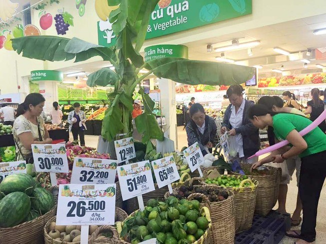 Người tiêu dùng được dùng thử miễn phí trái cây tại siêu thị