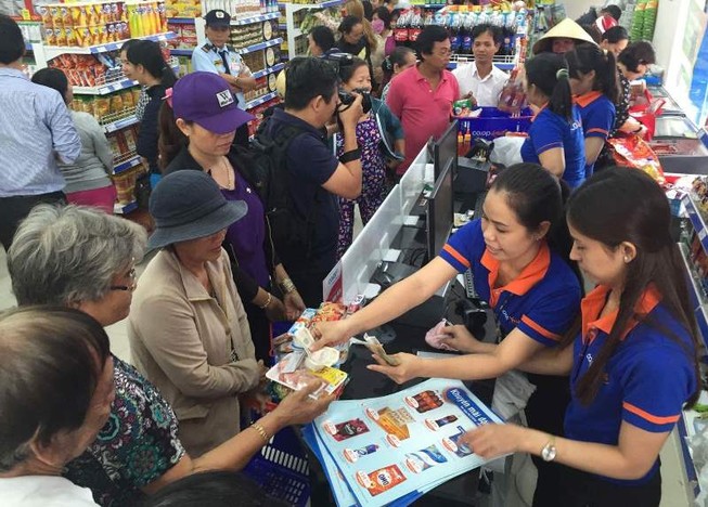 Cửa hàng tạp hóa hiện đại thu hút người dân Củ Chi