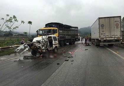 Ô tô tông trực diện xe tải, hai người bị thương nặng