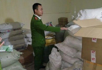 Thu giữ hơn 2,5 tấn phụ gia làm bim bim không rõ nguồn gốc