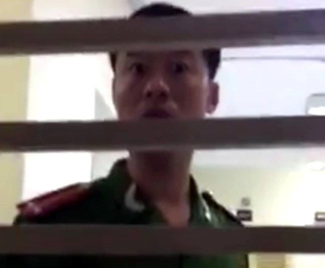 Tạm đình chỉ cán bộ công an bị tố nhổ nước bọt vào người dân