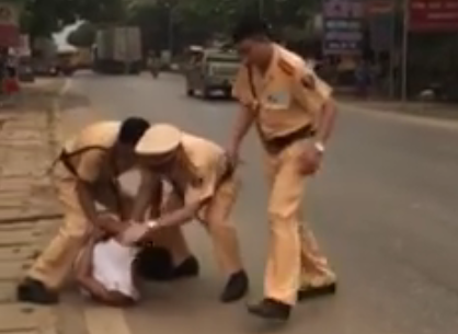 Nổ súng khống chế thanh niên xách dao chém CSGT