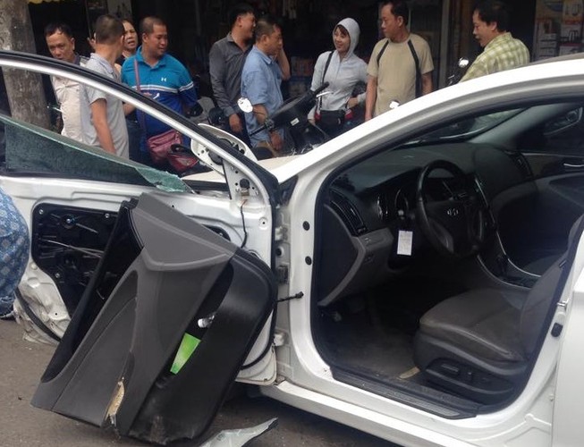 Mở cửa đột ngột, Sonata bị Ford Ranger húc tung cánh