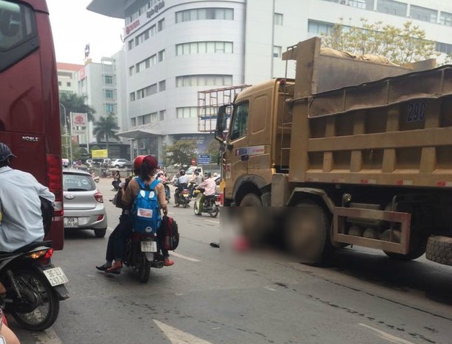 1 phụ nữ bị xe tải cán tử vong ngay trước Bến xe Mỹ Đình