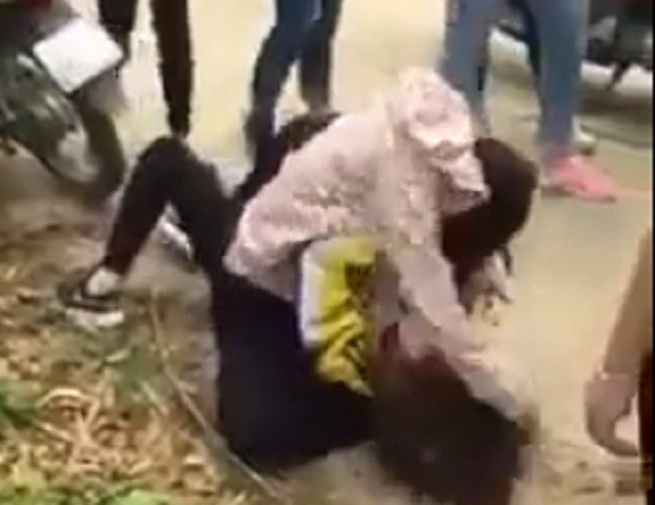 Nữ sinh bị đánh hội đồng dã man