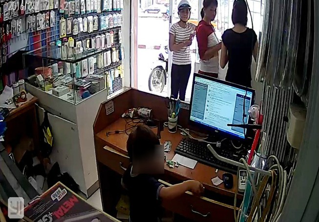 Phẫn nộ clip người phụ nữ chỉ bé trai trộm điện thoại