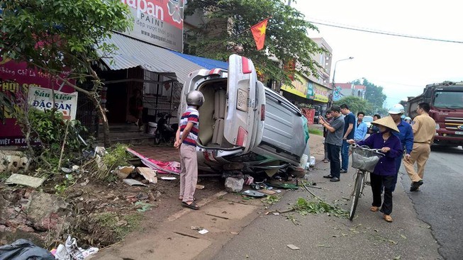 Lật xe, chết người, tài xế nồng nặc mùi rượu