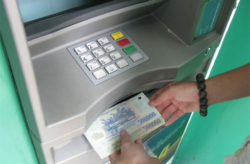 Mang hàng trăm thẻ giả từ Trung Quốc vào Việt Nam rút tiền