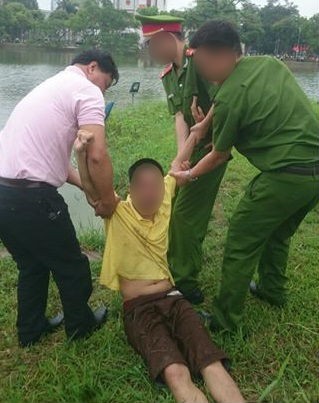 Nam thanh niên nhảy xuống hồ Gươm vì tưởng mình là cá