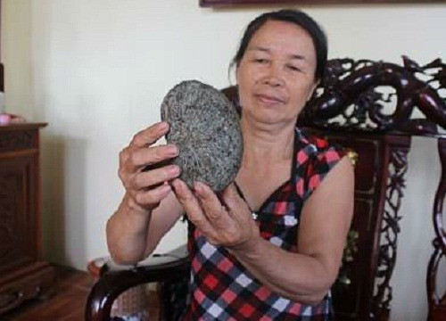 Cả làng xôn xao vì phát hiện 'vật lạ' trong bao tử heo