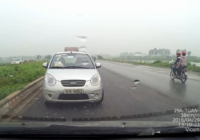 Taxi 'ngông nghênh' chạy ngược chiều, suýt gây ra tai nạn