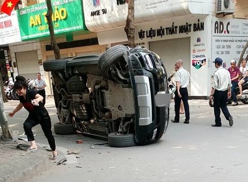 Tông trúng cột điện, Range Rover bạc tỉ 'phơi bụng' giữa đường