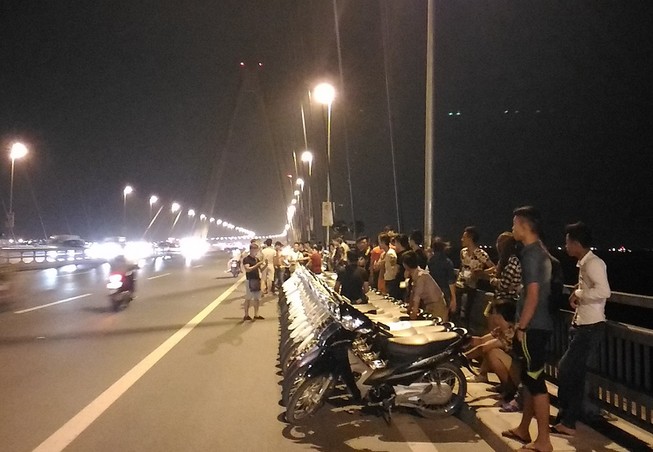 Mở 'triển lãm' xe máy trên cầu Nhật Tân để... chụp ảnh
