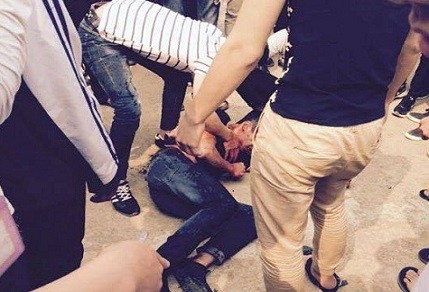 Nam sinh lớp 12 bất ngờ đâm bạn ngay trong lớp học