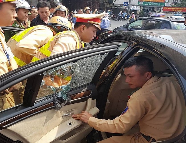 CSGT đập vỡ kính xe BMW, cứu tài xế ngất xỉu bên trong