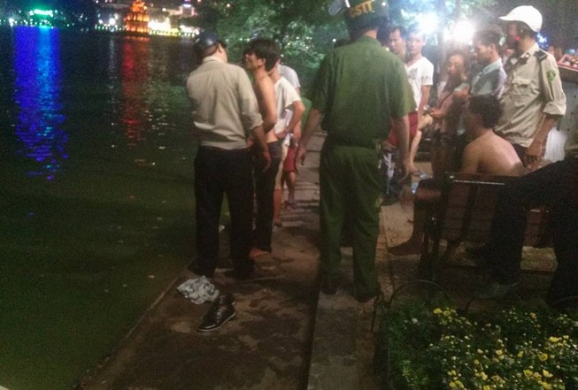 Ba thanh niên thi bơi ở Hồ Gươm và cái kết bất ngờ