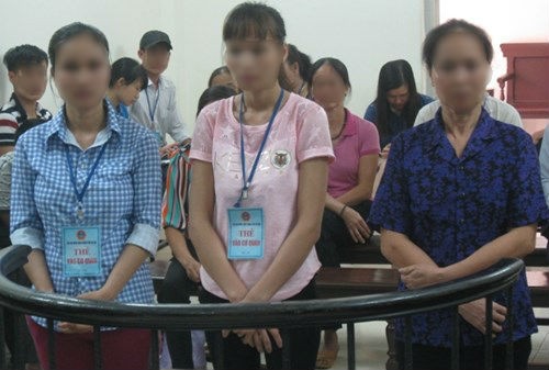 Mẹ chồng ngồi tù, hai con dâu án treo vì làm nhục hàng xóm