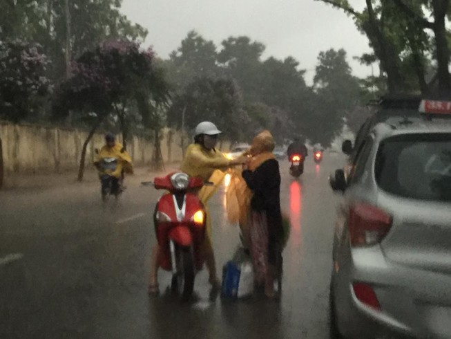 'Phát sốt' với cô gái dừng xe giữa trời mưa lớn mặc áo mưa cho cụ già