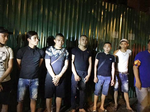 Tạm giữ nhóm thanh niên mang 'bom bẩn' đi đòi nợ