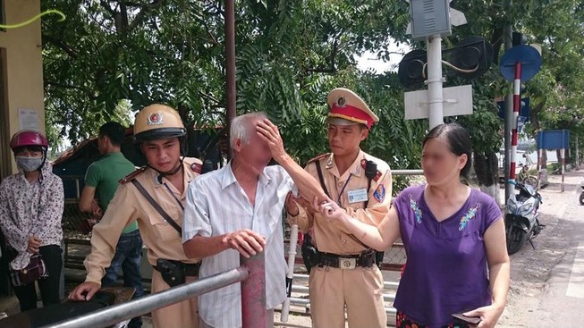 CSGT chốt chặn, kịp thời cứu ông cụ định lao xe vào tàu hỏa
