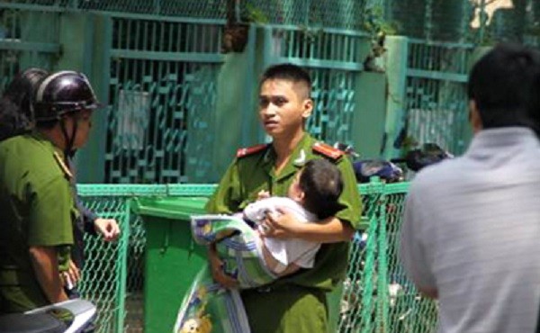 2 cháu bé nhập viện vì bị kẻ tâm thần bắt cóc