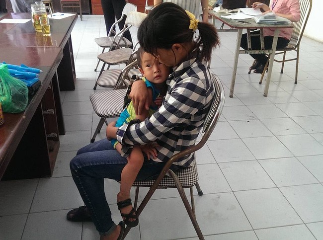 Bé trai bị bỏ rơi ở quán bún đã được cha mẹ đến đón về