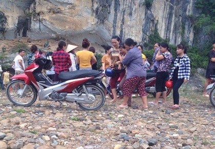 Dùng ruột ô tô làm phao bơi, 4 nữ sinh chết đuối thương tâm