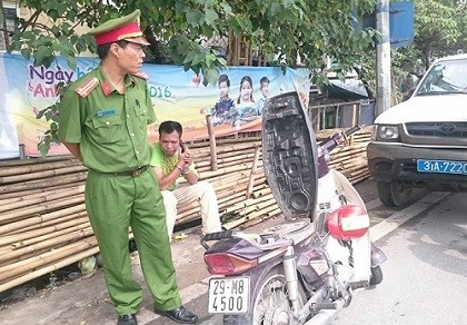 Giật điện thoại, thẻ ngành của CSGT rồi dọa đốt xe
