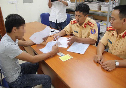 Tài xế xe tải đi ngược chiều vì... nhầm đường