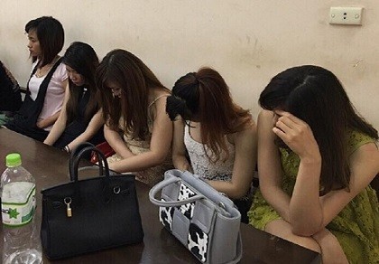 Tạm giữ 20 'chân dài' tống 3 không đội mũ bảo hiểm