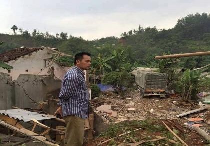 Hai xe chở vôi đâm sập 3 nhà dân ở Cao Bằng