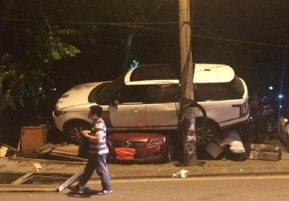 Xế hộp bạc tỉ tông sập bốt bảo vệ, nằm gọn trên nóc 2 ô tô