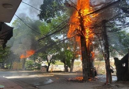 Hà Nội: Cột điện bất ngờ bốc cháy ngùn ngụt giữa trời nắng gắt