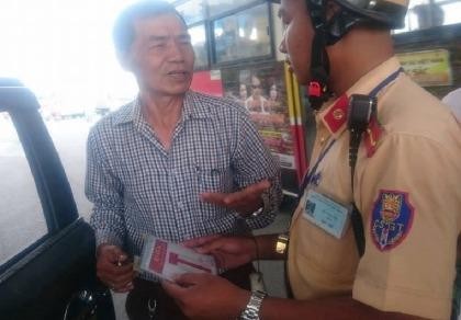 CSGT Hà Nội ra quân xử phạt xe gắn phù hiệu Bộ Công an