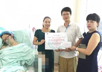 Trần tình của người có 'nụ cười tươi' khi trao quà từ thiện