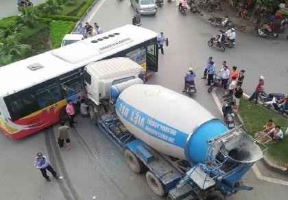 Xe trộn bê tông đâm ngang xe buýt, hàng chục hành khách khiếp vía