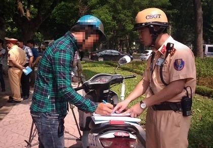 Không có việc xử lý người tham gia giao thông chỉ vì xăm trổ