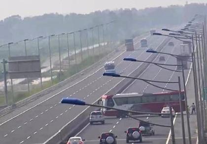 Quay đầu xe khách 47 chỗ trên cao tốc vì... nhầm đường